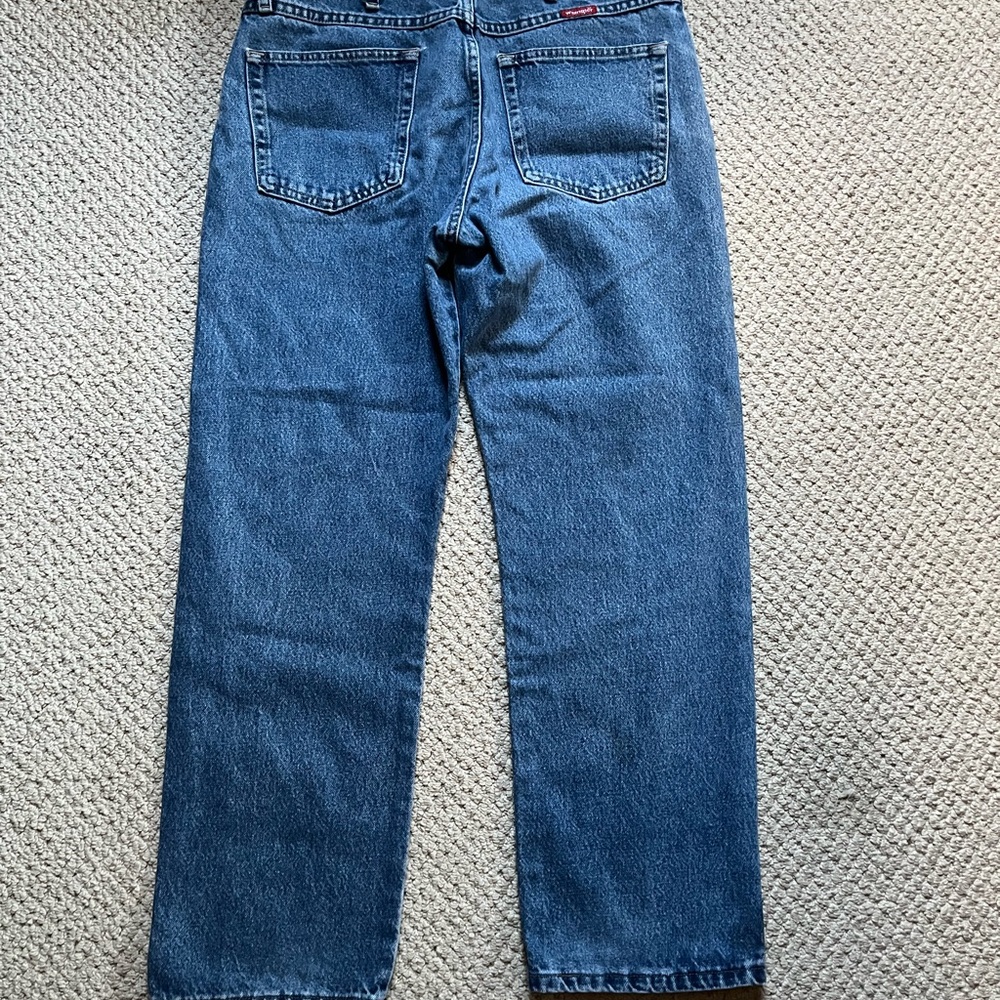 Women wrangler jean 34x29 bought used but never worn. Small stain left leg.